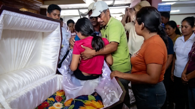 Captura de pantalla del video donde Yuleidy Ixcotoyac se incorpora del ataúd durante su velorio.
