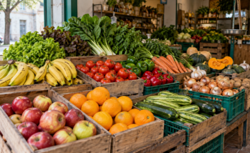 Puesto con cajones de frutas y verduras variadas en un comercio minorista.