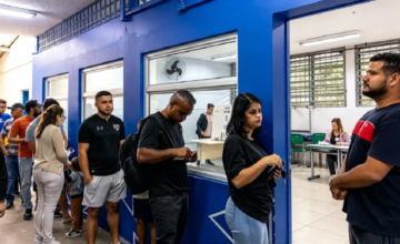 Urna electrónica del Tribunal Superior Electoral de Brasil procesando votos durante el balotaje.